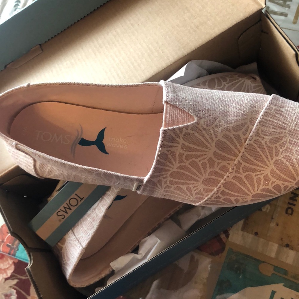 Tom’s women’s shoes size 7. Seashell design brand new never worn